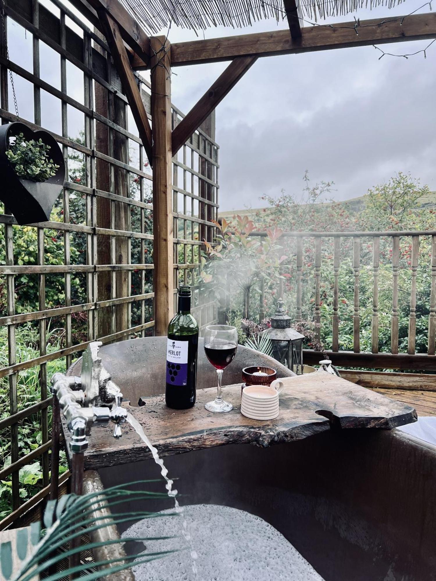 1 - Ein Trysor Cudd - Outdoor Bathtub - Incredible Views Villa Pont Sticill Bagian luar foto
